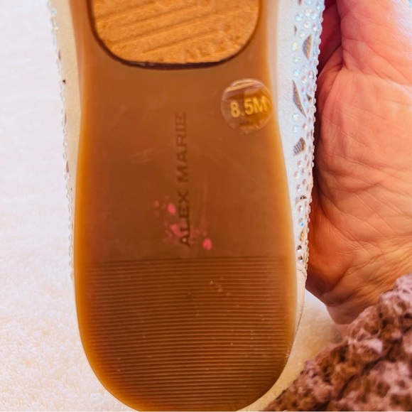 CLEARANCE Alex Marie Metallic Laser-Cut Rhinestone Leather Flats Retails
$69.99 - Picture 6 of 12